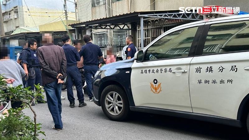 蕭男持刀趴趴走，驚動警方到場，幸好無人傷亡。（圖／民眾提供）