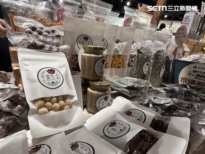 「馨生人」單親媽創業擺攤賣堅果。（圖／記者羅欣怡攝影）