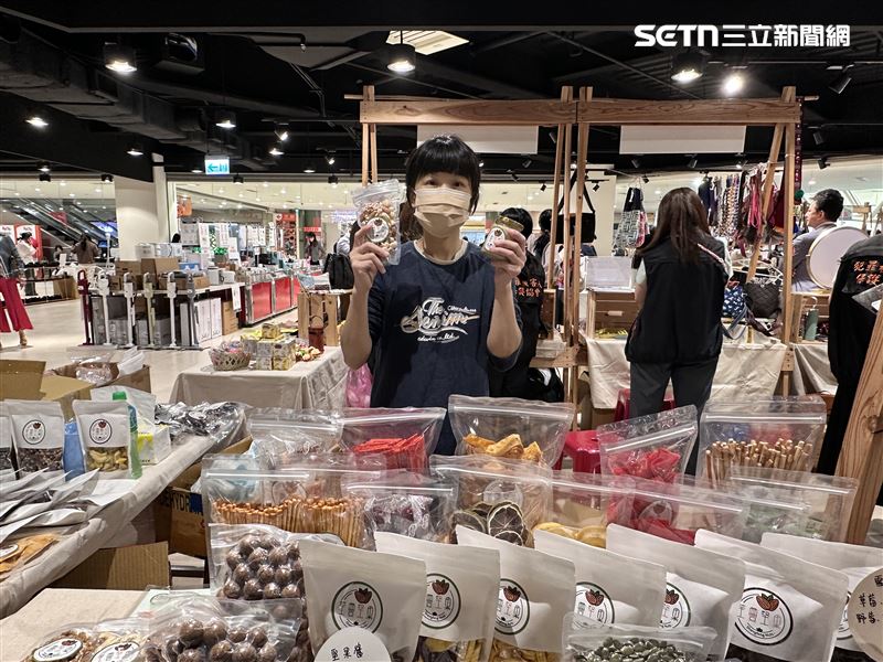 胡姓婦人說，她自己嚴選廠商批貨，挑選出新鮮、養生且物美價廉的堅果與古早味果乾。（圖／記者羅欣怡攝影）