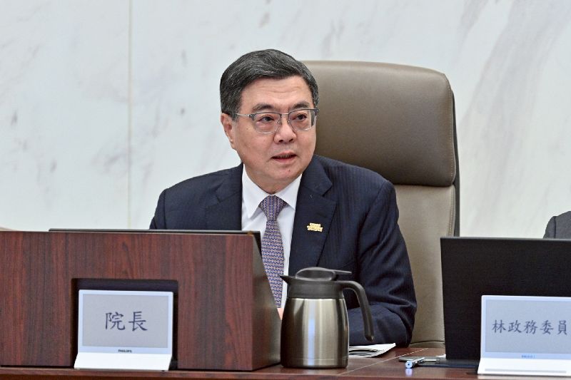 行政院長卓榮泰20日主持「行政院114年第5次治安會報」，他提醒，全民普發現金專案已全面開放登記，有關部會應積極推動普發一萬防詐宣導。（圖／中央社）