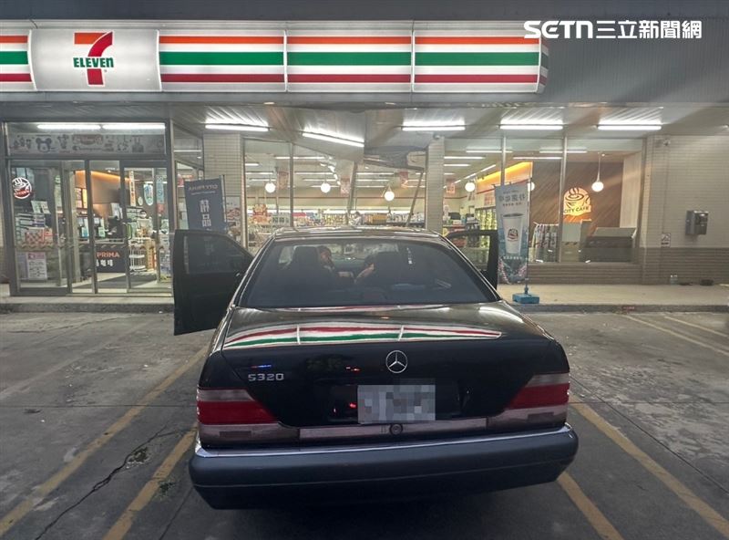 76歲阿公開賓士誤踩油門，車輛暴衝撞進超商。（圖／翻攝畫面）