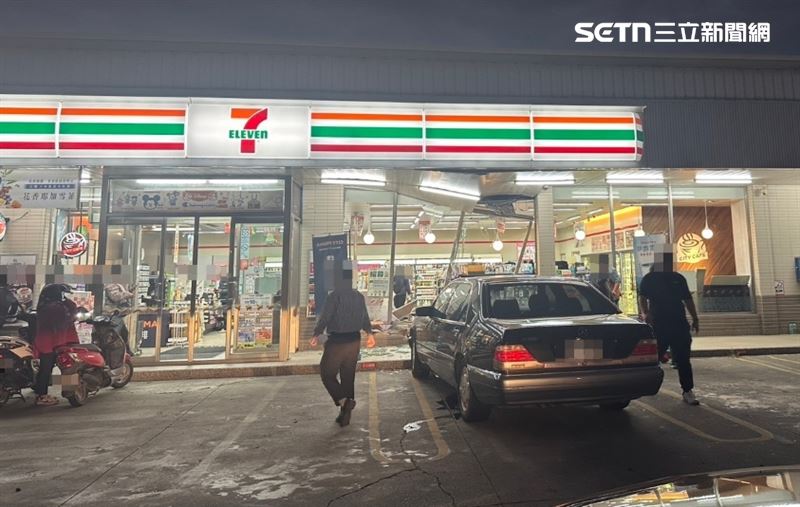 76歲阿公開賓士誤踩油門，車輛暴衝撞進超商。（圖／翻攝畫面）