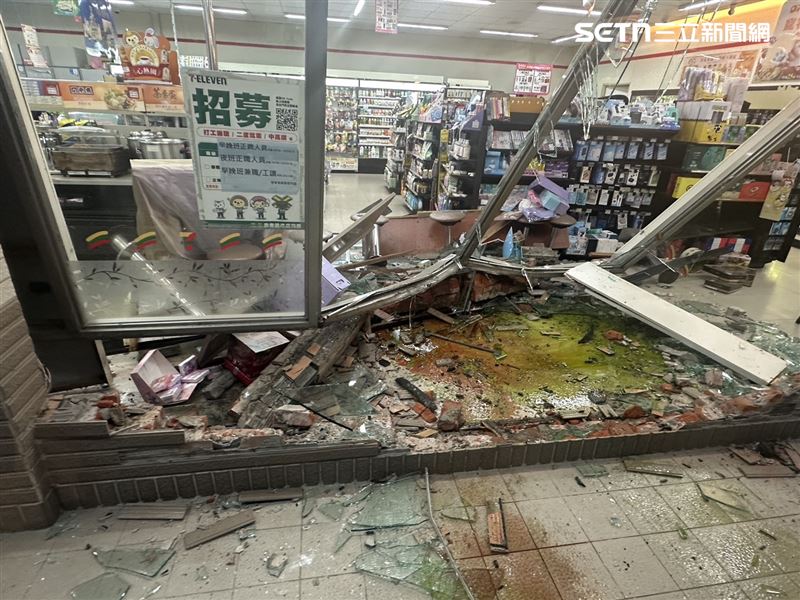 賓士撞進超商，造成落地窗碎裂，貨物破損，現場滿目瘡痍。（圖／翻攝畫面）