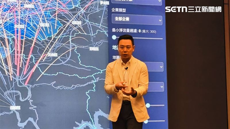 方睿科技不動產打造商用不動產AI模型，總經理蔡焦緯表示，該模型可即時揭示市場熱度與產業聚落變化，並透過交叉比對與預測分析推估未來需求。（圖／記者陳韋帆攝影）