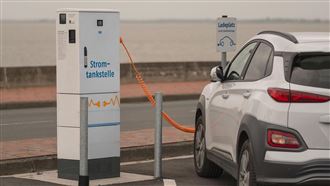 全球車市進入「慢牛模式」，2026年成長趨勢轉為溫和。台灣市場則在進口車稅率調降帶動下，有望自2025年谷底回升。法人認為產業beta下降，投資焦點回歸個股體質，整體建議持平大盤、聚焦基本面強勢股。（示意圖／PIXABAY）