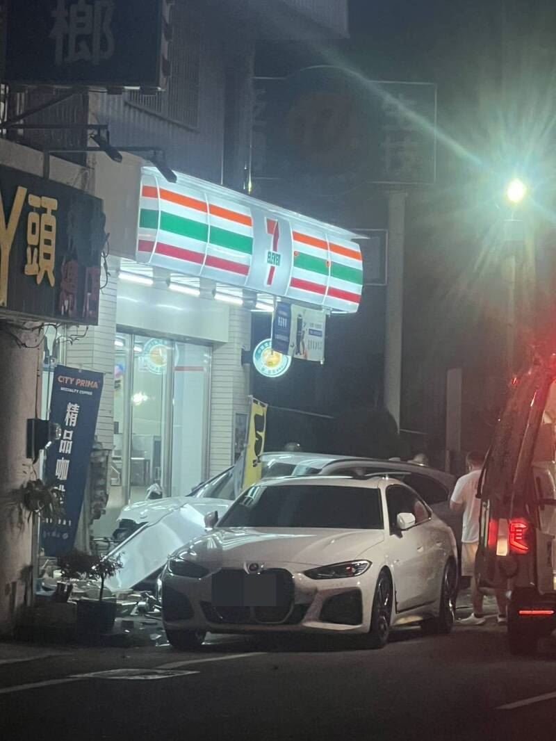 彰化員鹿路一段發生重大車禍，4輛雙B名車疑因競速失控撞進超商。（圖／民眾提供）