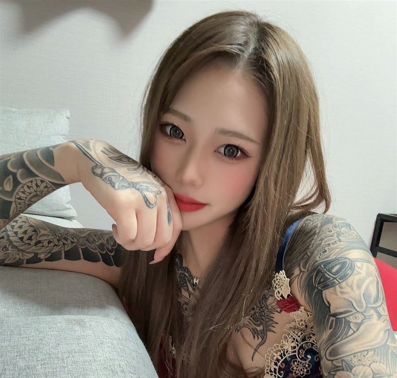 AV女優天澤鈴去年初休業開始瘋狂刺青，如今背面大腿以上全都刺了，再度引發粉絲批評。（圖／翻攝自天澤鈴Ｘ）