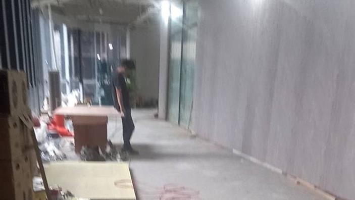 住戶代表律師顏瑞成表示，海都3中央花園完工後，社區公設已5年絲毫未動，迄今仍如毛胚屋狀態，建商一再推諉，挾約8成餘屋優勢掌控區分所有權人會議，延宕施工日程，毫無施工之意願。（圖／受災戶律師提供）