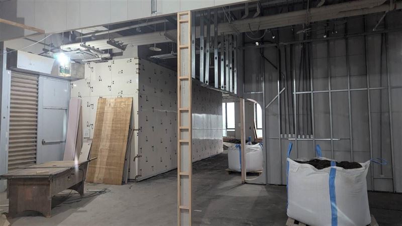 住戶控訴宏盛「海洋都心3中央花園」交屋5年公設仍呈現毛胚屋狀態！宏泰人壽表示，「公設部分則已於今年6月開始施工，預計工期1年」。（圖／宏泰人壽提供）