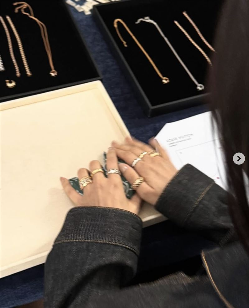 申敏兒前一天曬戒指。（圖／翻攝自IG）