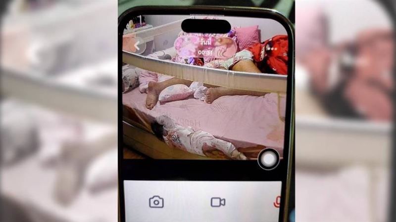媽監視器見女嬰卡床縫　電話叫不醒爸釀悲