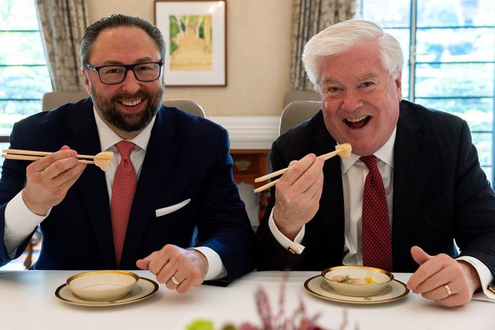 美國駐日大使重新分享今年5月吃北海道帆立貝的照片。（圖／翻攝自George GlassX平台）