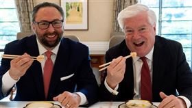 美國駐日大使重新分享今年5月吃北海道帆立貝的照片。（圖／翻攝自George GlassX平台）