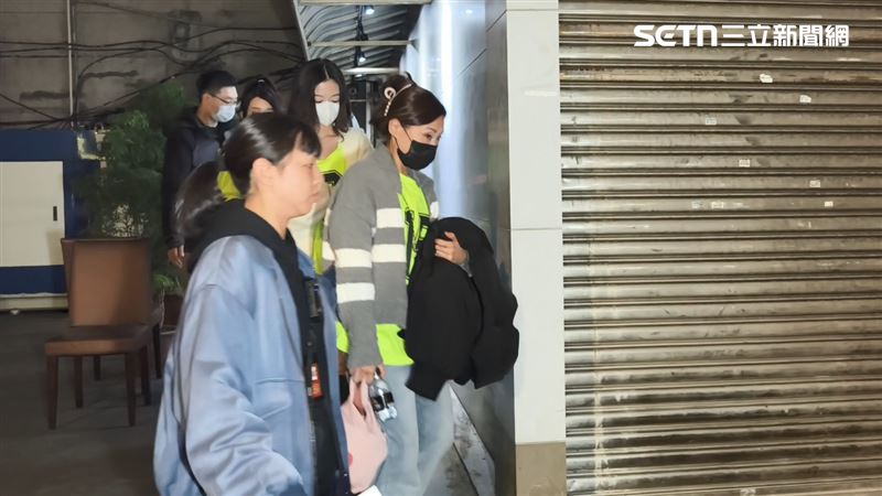 警方逮60多名工作人員、賭客，其中包含20多名樣貌姣好、高挑長髮的女荷官，移送時格外吸睛。（圖／翻攝畫面）