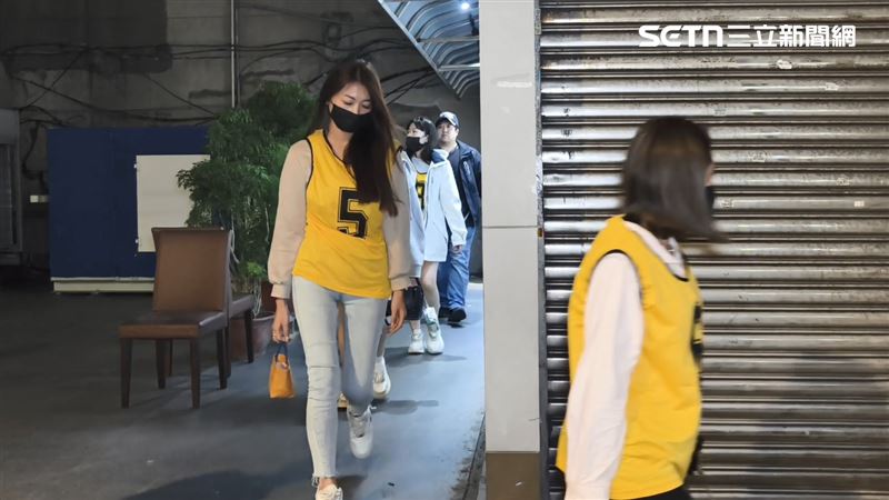 台北市中山區新生北路一處百家樂職業賭場，藏於民宅地下室內，昨天（20日）深夜遭警方查獲。（圖／翻攝畫面）