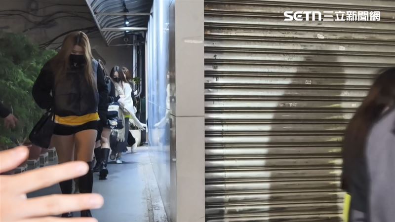 辦案人員將人帶回，釐清案情；後續將朝刑法賭博罪偵辦，至於參與賭博的賭客，將依社會秩序維護法裁罰。（圖／翻攝畫面）