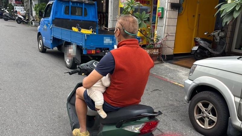 移動神主牌進化「拿孫玩命」徒手抱嬰騎車