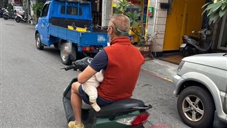 移動神主牌進化「拿孫玩命」徒手抱嬰騎車