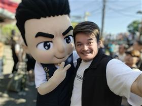 台中市一所國中在11月19日舉辦生涯講座，邀請魔術師王元照（藝名可樂）分享生涯經驗。（圖／翻攝自王元照FB）