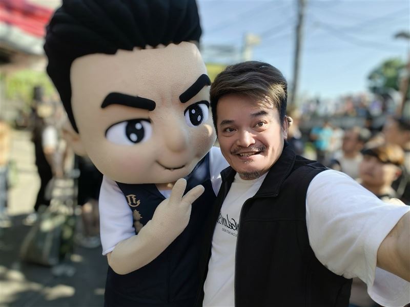 台中市一所國中在11月19日舉辦生涯講座，邀請魔術師王元照（藝名可樂）分享生涯經驗。（圖／翻攝自王元照FB）