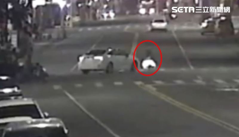 方男委屈表示，因A柱視線死角沒看到。（圖／翻攝畫面）