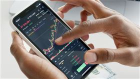 除了成分股中有科技題材，00878亦配置約三成在金融股，如國泰金、中信金等，受惠於資金環境寬鬆與市場交投熱絡，獲利表現逐步回升。科技與金融雙引擎的配置策略，使00878在類股輪動中具備攻守兼備的優勢。（示意圖／PEXELS）