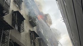 消防隊射水搶救。（圖／網友XXX授權提供，未經同意請勿轉載） （圖／翻攝畫面）