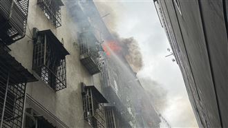 新／新莊公寓頂加全面燃燒　救出受困4人