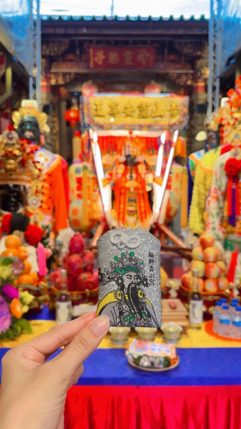 兩位神明的雙面香火袋，紀念這場極具代表性的神明級相聚