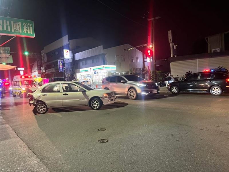 車禍現場一片狼藉，相當混亂。(圖／翻攝畫面)