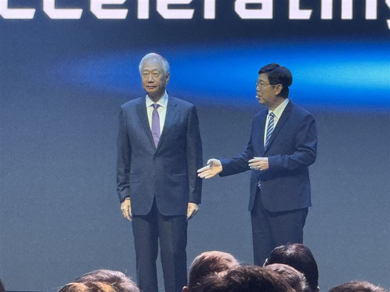 鴻海科技日2025創辦人郭台銘和董事長劉揚偉同台，劉揚偉對郭台銘表達感激。（圖／記者師瑞德攝影）