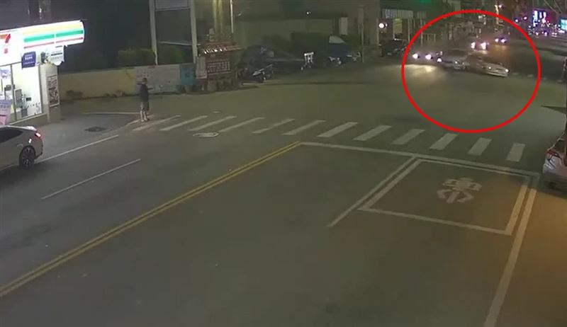 BMW休旅車逆向超車，撞上準備左轉的轎車，一路失控撞進超商，李姓男子在路口想跑卻來不及閃避。(圖／翻攝畫面)