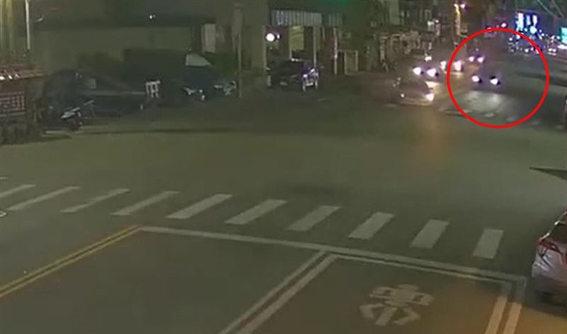 一輛BMW休旅車逆向超車，失控追撞3輛車，甚至撞飛無辜路人。(圖／翻攝畫面)