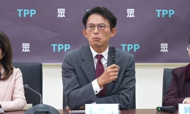 黃國昌唸錯造詣，認了自己不好，要回去罰寫（圖／翻攝自民眾之聲YT）