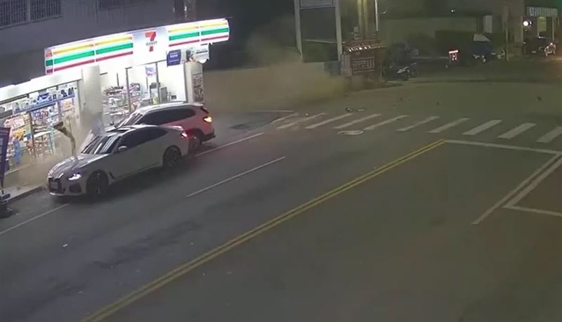 在路口等紅燈的李姓男子被休旅車撞飛，超商玻璃門整片碎裂。(圖／翻攝畫面)