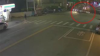 BMW休旅車高速逆向超車　失控撞3車衝超商