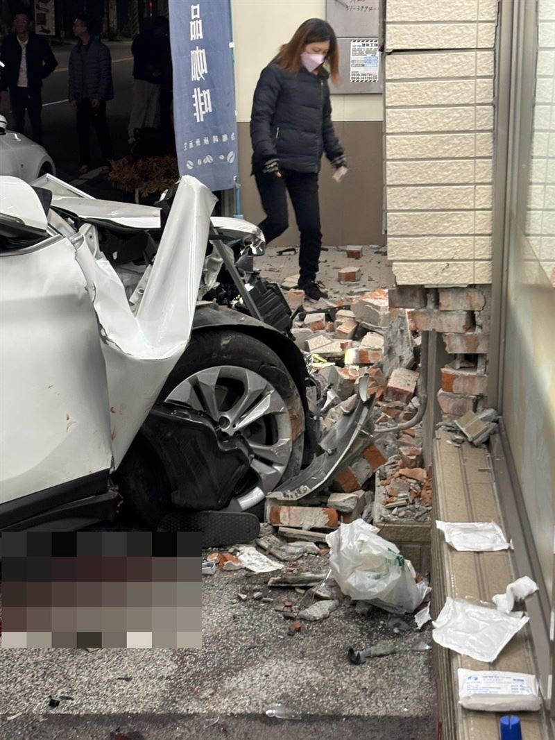 BMW休旅車連撞3車又撞進超商，撞擊力道之大導致車身幾乎全毀。(圖／翻攝畫面)