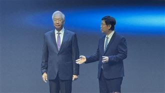 鴻海科技日今登場，活動邁入第6年、連續第2年採兩日舉行。董事長劉揚偉開場時驚喜邀請創辦人郭台銘同台亮相，郭台銘雖已白髮斑白但精神奕奕，兩人久違合體畫面引爆現場驚呼與熱烈掌聲。（圖／記者XXX攝影）