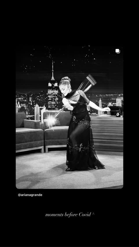 昨（20）日亞莉安娜（Ariana Grande）於社群平台證實確診新冠肺炎，並附上錄製節目時的照片留言「感染新冠前的時刻」。（圖／翻攝自IG @arianagrande）