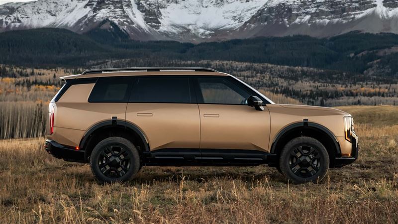 身更有明顯三角折線與懸浮式車頂，整體視覺更粗獷。（圖／翻攝Kia網站）