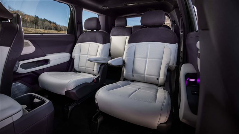 高階車型提供雙色皮革內裝。（圖／翻攝Kia網站）