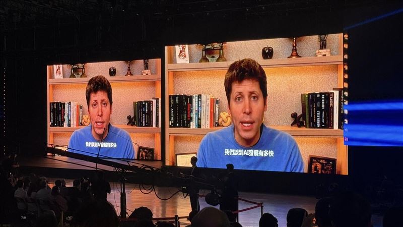 鴻海科技日今開幕，OpenAI執行長奧特曼以影片現身站台，鴻海首度公開合作細節：共同設計製造「Stargate」AI資料中心伺服器、電源與散熱等關鍵硬體，並由鴻海美國、墨西哥廠供應，助攻美國5000億美元算力擴建。（圖／記者師瑞德攝影）