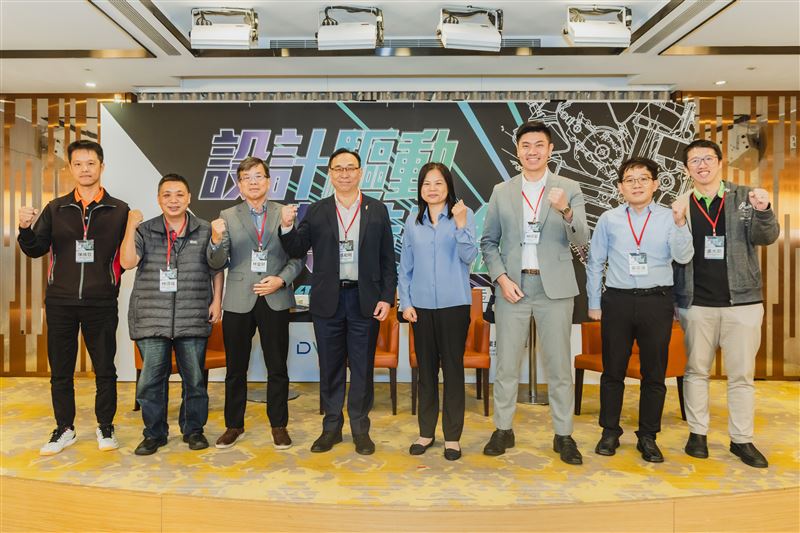 (左起)均賀科技陳維哲經理、瑞皇精密林順福副總經理、鑫型精密林當財董事長、 台灣區模具公會張和明理事長、工研院機械所湯寶貞副組長、協誠鋼模林研聖特助、君牧塑膠黃奕達協理、震保企業盧光助協理，受益於政府資源，為模具產業注入數位管理思維。（圖／ITRI工業技術研究院提供）