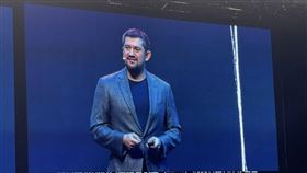 鴻海科技日聚焦機器人，輝達黃仁勳之子黃勝斌站台談「Physical AI」：以建模、模擬、部署三段式打造自主機器人。機器人將進工廠、醫院與家庭，但最大瓶頸是資料與模擬；須把20年學習壓成幾小時，靠鴻海產線當資料工廠，推進智慧製造成真。（圖／記者師瑞德攝影）