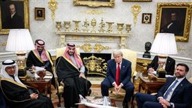 川普為沙國王儲辯護，稱其對哈紹吉遭謀殺一事並不知情。（圖／翻攝自白宮）