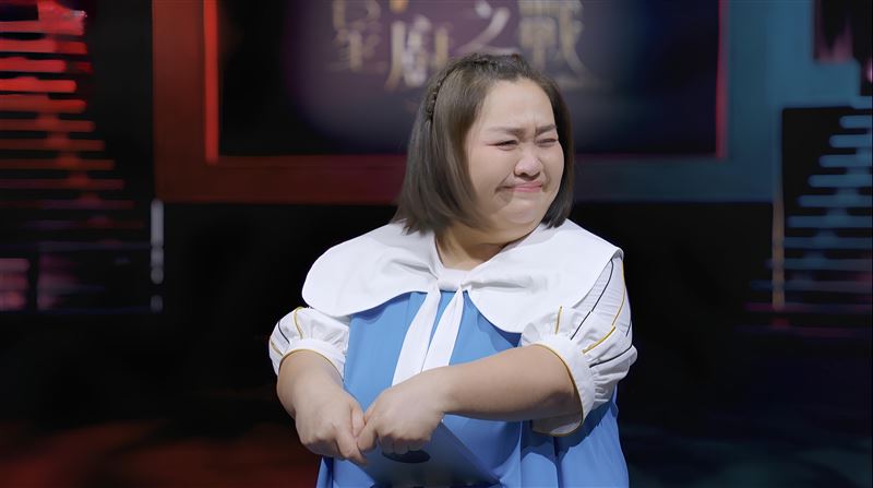 主持人鍾欣凌在公布淘汰名單時難忍激動。（圖／華視提供）