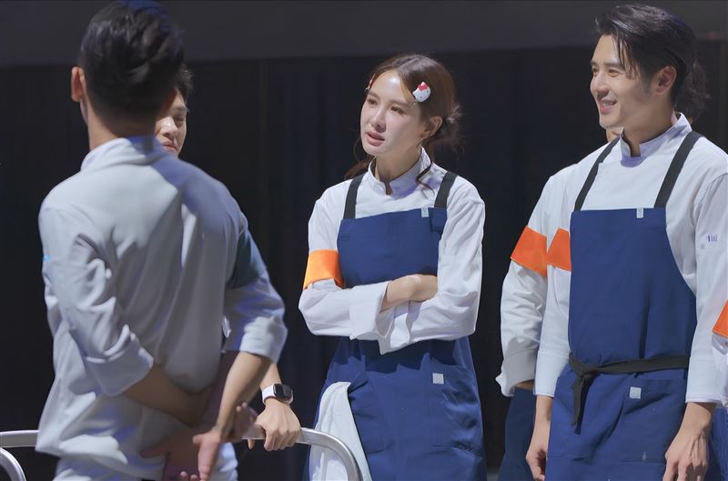 安心亞(左起)、胡宇威犀利吐槽敵隊料理。（圖／華視提供）