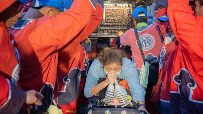 北港媽祖破例讓腦麻童鑽轎！慈母激動落淚