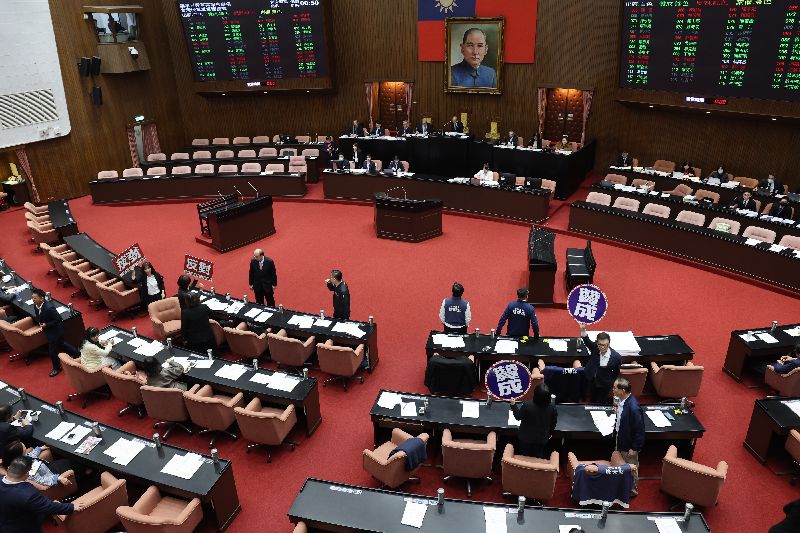 爭議法案不再是「提了過不了」，現在通通「強行通過」。（圖／中央社）