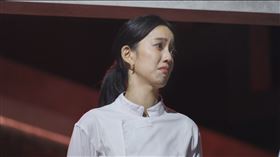 陳庭妮紅著眼眶嘟嘴直呼「淘汰隊友好難」。（圖／華視提供）